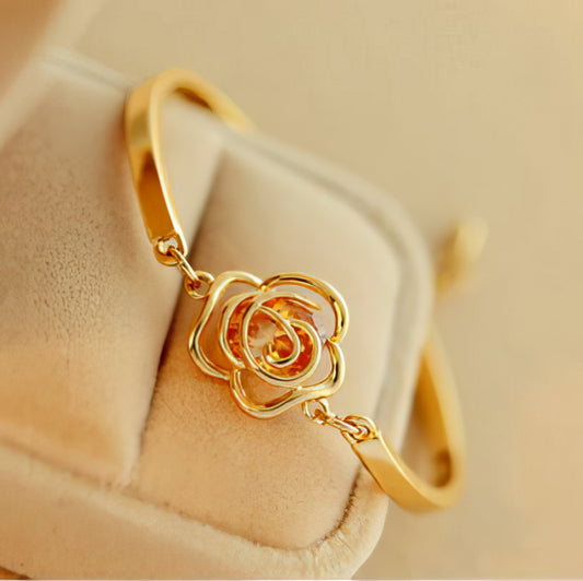 Amber Acrylic Camellia Zircon Bracelet in Gold