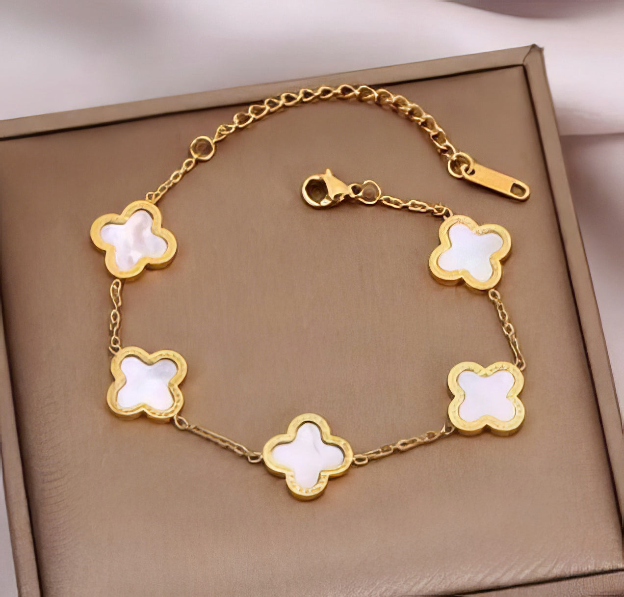 Five Clover Shell Bracelet in Gold and White