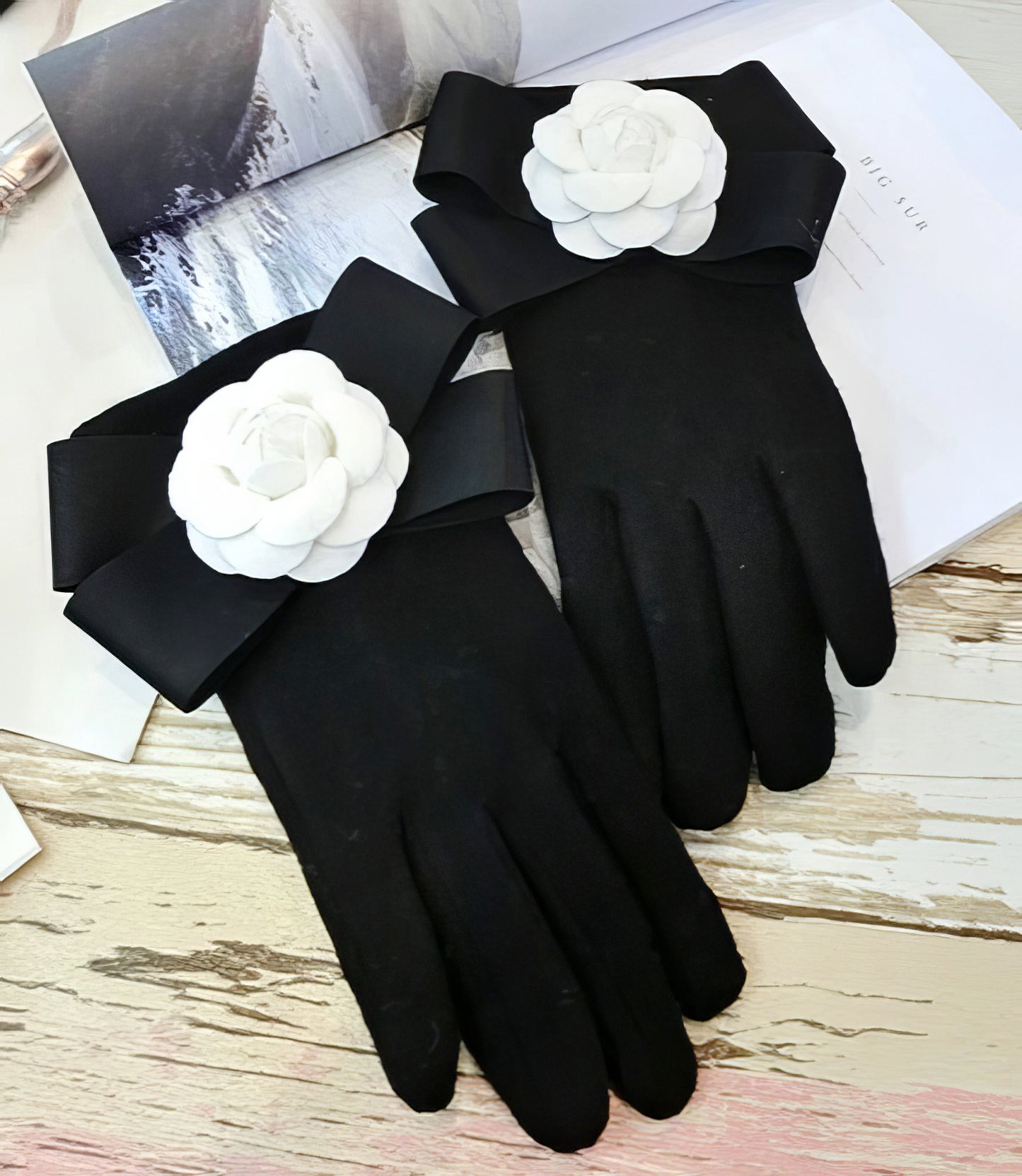 Cashmere Winter Bowknot Camellia Cashmere Gloves in Black and White