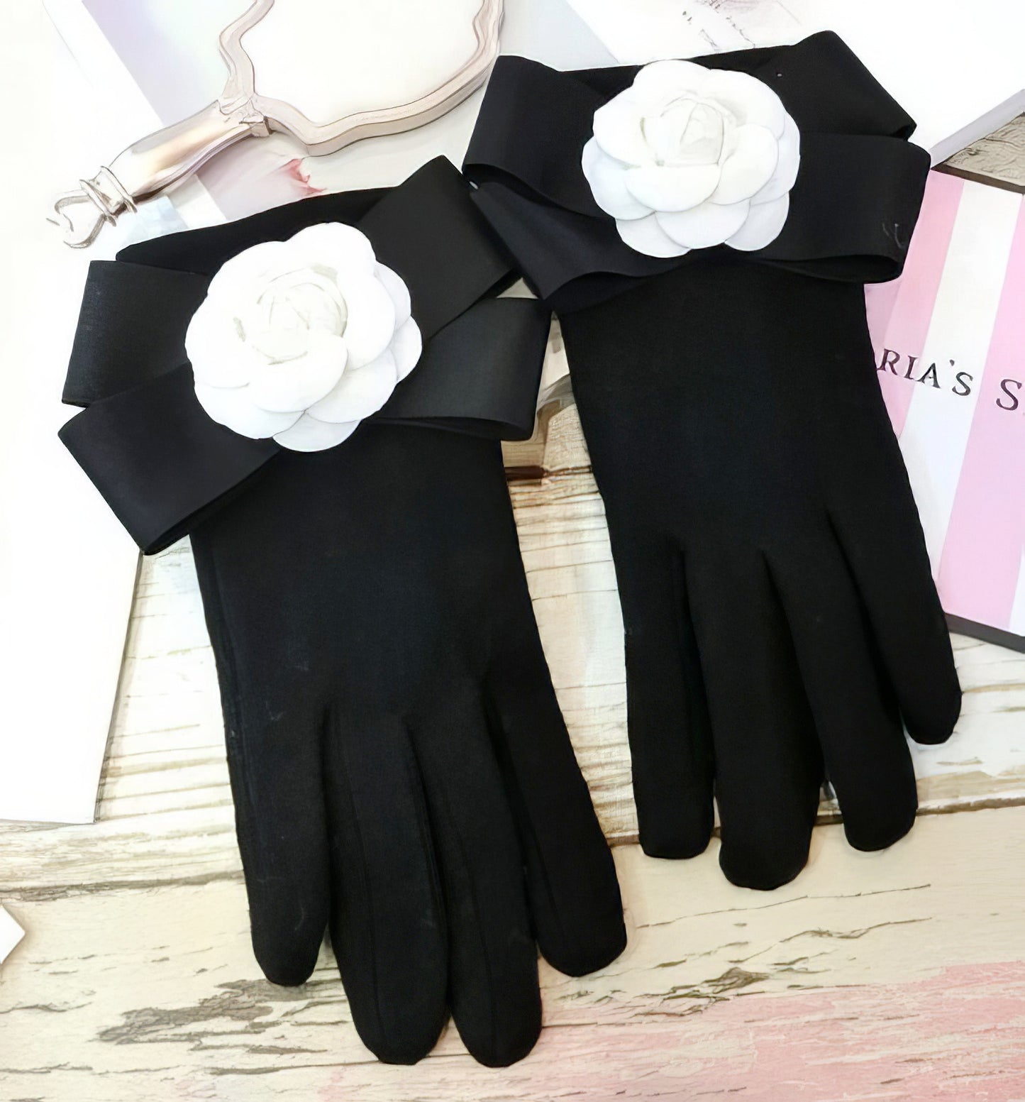 Cashmere Winter Bowknot Camellia Cashmere Gloves in Black and White