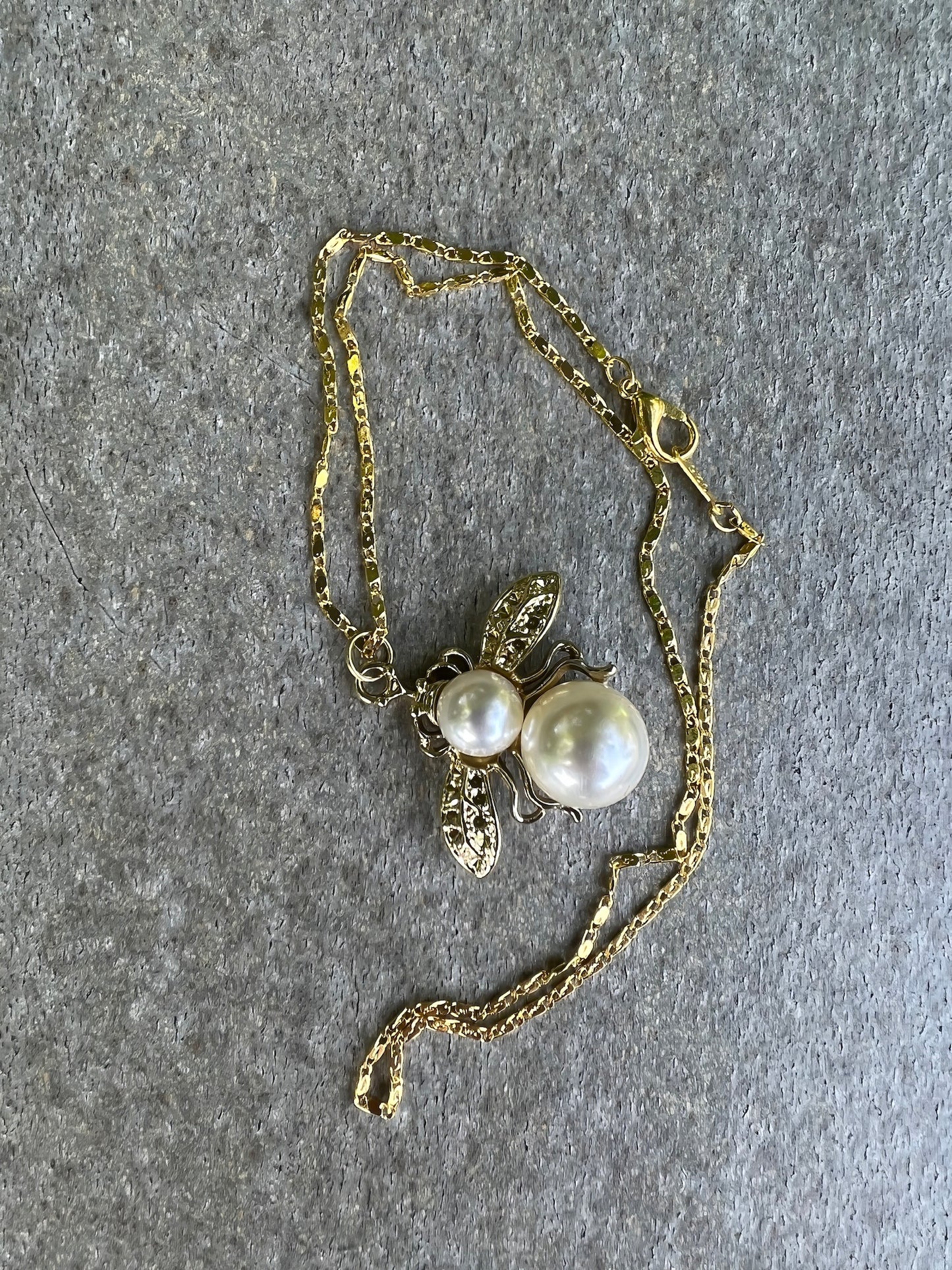 Rhinestone Double Pearl Bee Charm Pendant Necklace in Gold