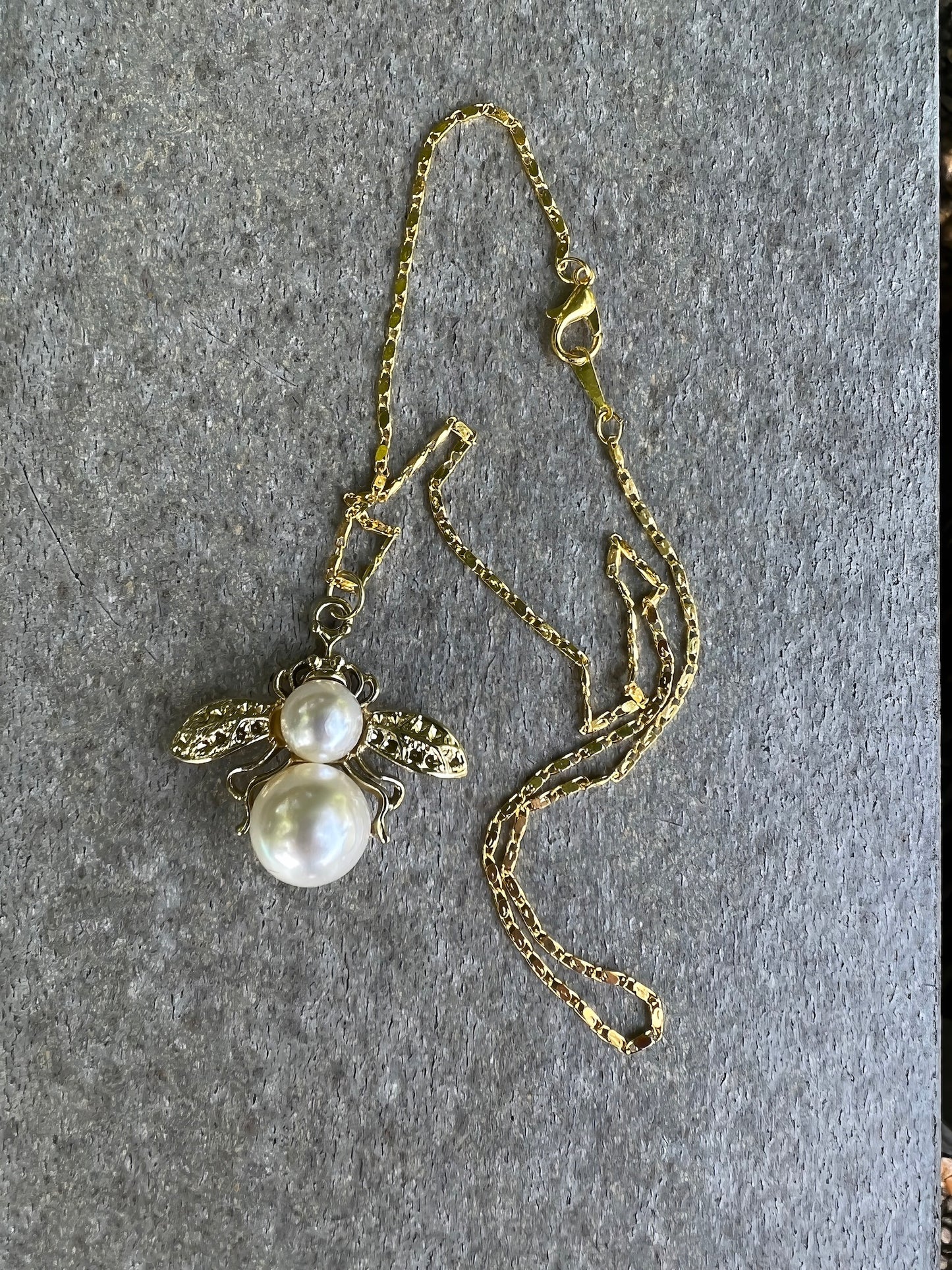 Rhinestone Double Pearl Bee Charm Pendant Necklace in Gold