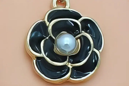 Flower Pearl Pendant Necklace in Black