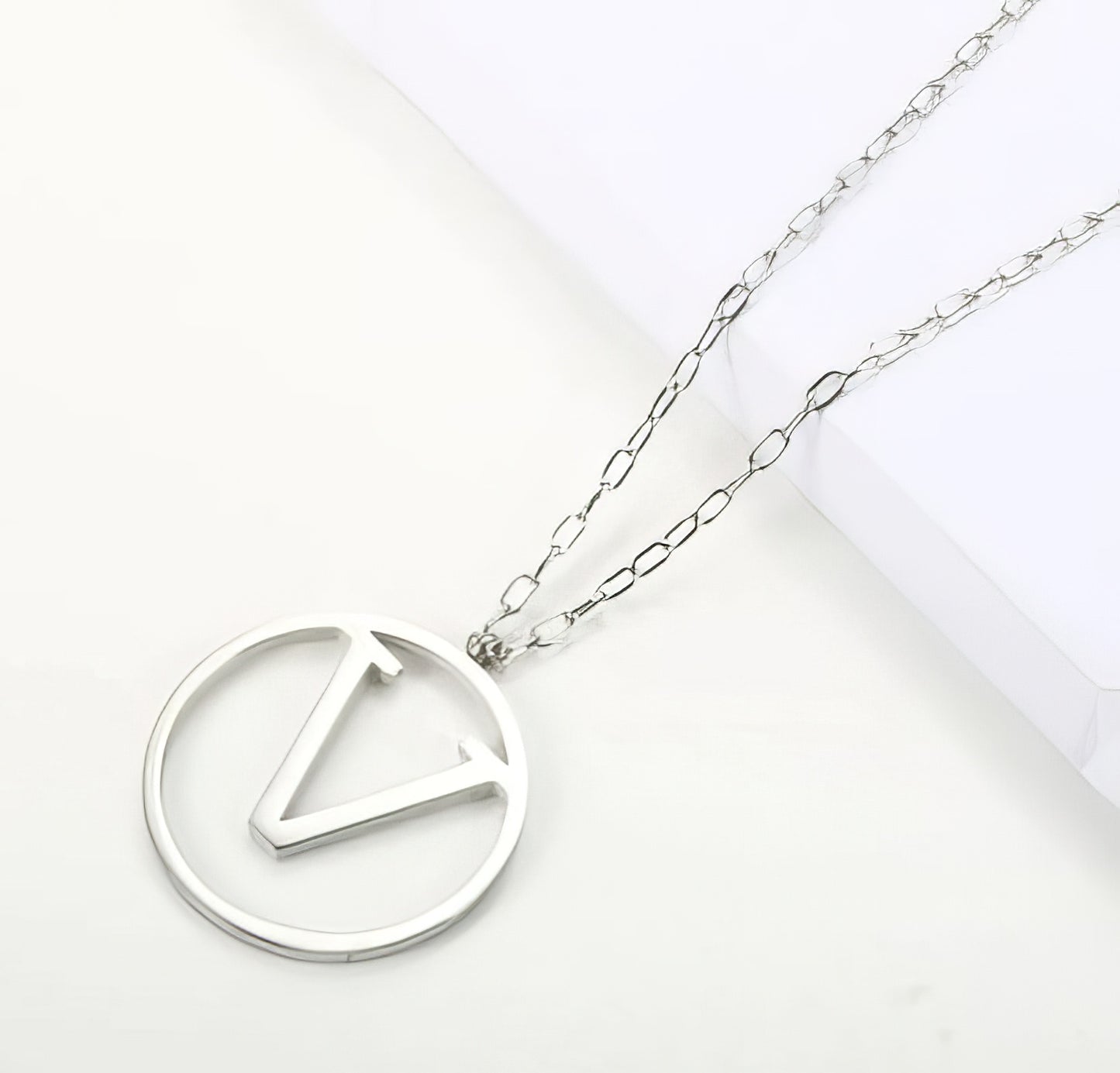 Modern Letter V Pendant Chain Necklace