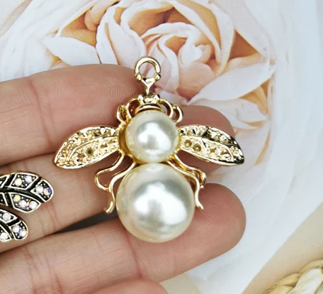 Rhinestone Double Pearl Bee Charm Pendant Necklace in Gold